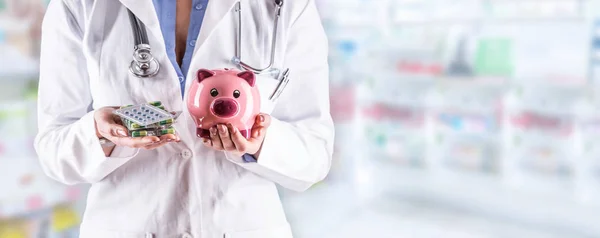 Médica Mulher Mãos Segurando Pílulas Porquinho Banco Farmácia Borrada Interior — Fotografia de Stock