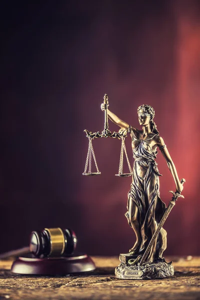 Lady Justicia Segurando Espada Escala Estatueta Bronze Com Martelo Juiz — Fotografia de Stock