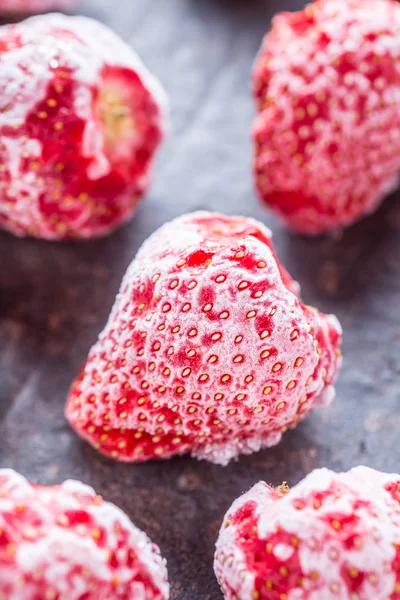 Gros Plan Fraises Congelées Couvertes Givre — Photo