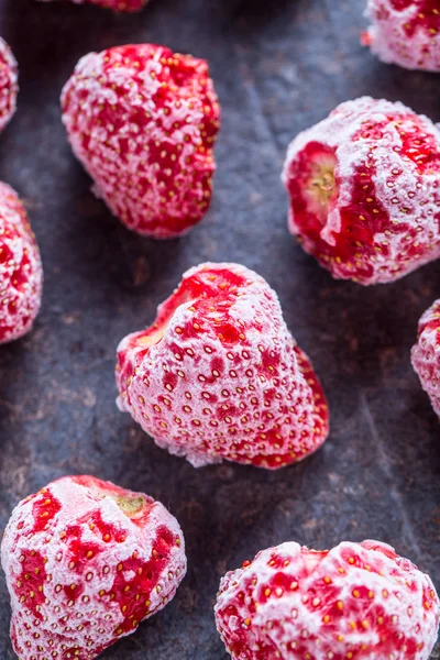 Närbild Frysta Jordgubbar Som Omfattas Frost — Stockfoto