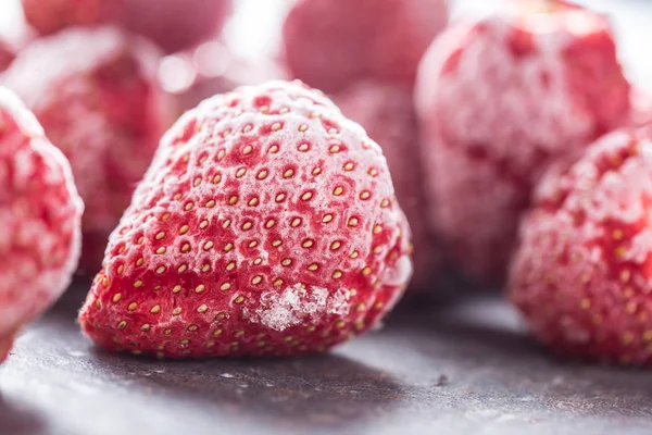 Närbild Frysta Jordgubbar Som Omfattas Frost — Stockfoto