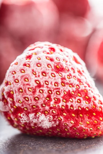 Närbild Frysta Jordgubbar Som Omfattas Frost — Stockfoto