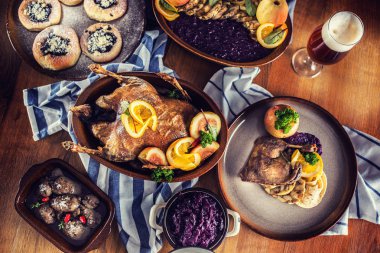 Görünümün üst Noel ördek kırmızı lahana köfte karaciğer fıçı bira kavrulmuş ve buns fırında.