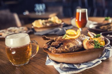 Noel ördek kırmızı lahana köfte karaciğer fıçı bira ve pişmiş çörekler kavrulmuş.