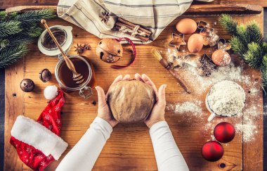 Zencefilli kurabiye hamur ve kadın eller Noel bisküvi kek hazırlama.