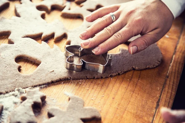 Pepparkaka Degen Och Kvinna Händer Förbereda Julen Kex Kakor — Stockfoto