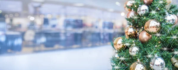 Albero di Natale con decorazione in oro nel centro commerciale panoramico — Foto Stock