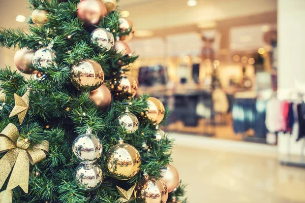 Albero di Natale con decorazione in oro nel centro commerciale — Foto Stock
