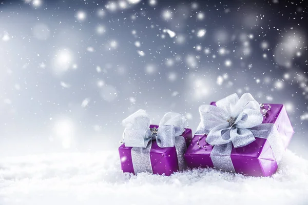 Weihnachten Luxus Lila Geschenke Schnee Und Abstrakte Verschneite Atmosphäre — Stockfoto