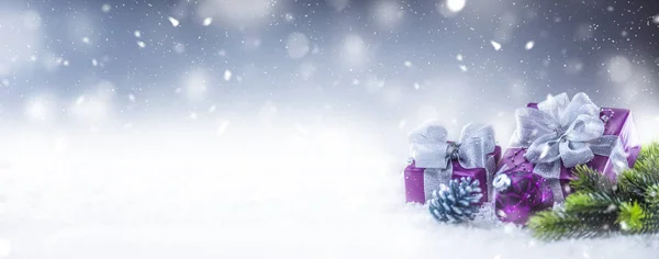 Cadeaux Violets Luxe Noël Dans Neige Atmosphère Neigeuse Abstraite — Photo