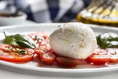 Mozzarella peyniri domates fesleğen zeytinyağı bir baharat üzerinden Caprese salatası.