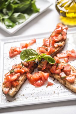 Lezzetli İtalyan meze bruschetta zeytinyağı ile plaka üzerinde.