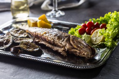 Kavrulmuş balık taze ve ızgara sebze yemek.