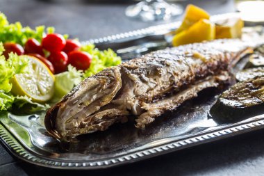 Kavrulmuş balık taze ve ızgara sebze yemek.