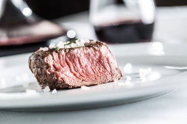Sığır bonfile biftek beyaz plaka ve kırmızı şarap pub veya Restoran.