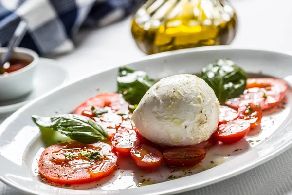 Caprese Salade Van Tomaten Mozzarella Olijfolie Basilicum Een Specerijen — Stockfoto