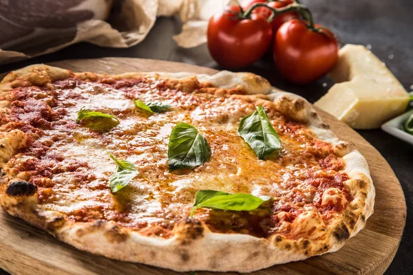 Margarita Pizza Tradizionale Italiana Tavola Rotonda Legno Con Pomodori Basilico — Foto Stock