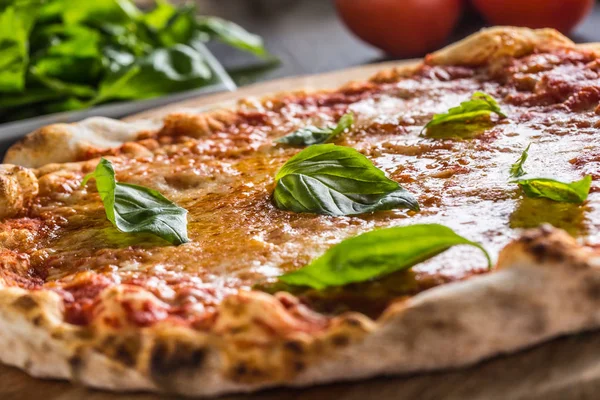 Geleneksel Talyan Pizza Margarita Fesleğen Domates Parmesan Ile Yuvarlak Ahşap — Stok fotoğraf