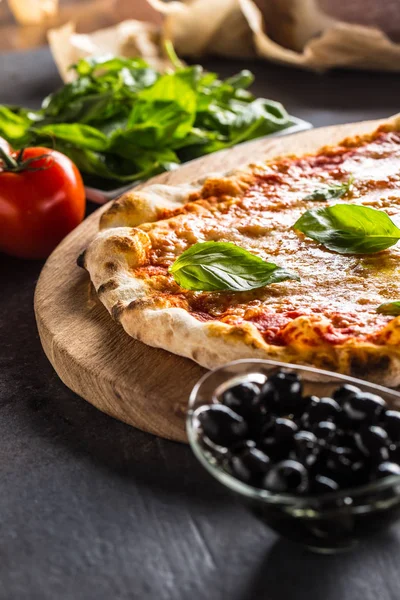 Margarita Pizza Tradizionale Italiana Tavola Rotonda Legno Con Pomodori Basilico — Foto Stock