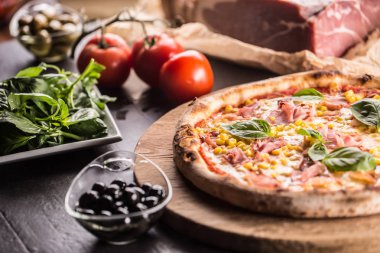 İtalyan pizza cardinale jambon prosciutto domates mısır ve fesleğen ile.