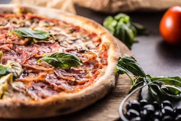 Pizza Quatro Stagioni dört mevsim geleneksel İtalyan yemek enginar mantar domates ham prosciutto parmesan peyniri ve fesleğen.