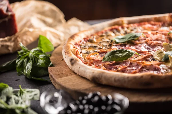 Pizza Quatro Stagioni Quattro Stagioni Tradizionale Pasto Italiano Base Carciofi — Foto Stock
