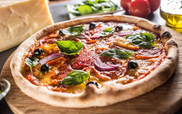 Pizza Diavolo Tradizionale Italiana Base Salumi Piccanti Peperoni Peperoncino Cipolla — Foto Stock