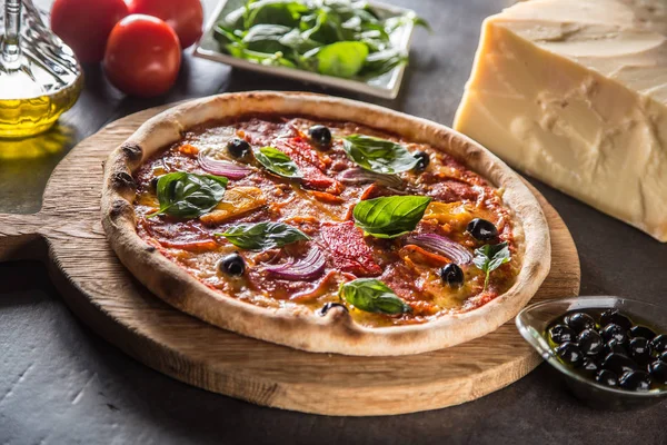 Pizza diavolo geleneksel İtalyan yemekler baharatlı salam peperoni biber soğan zeytin ve fesleğen.