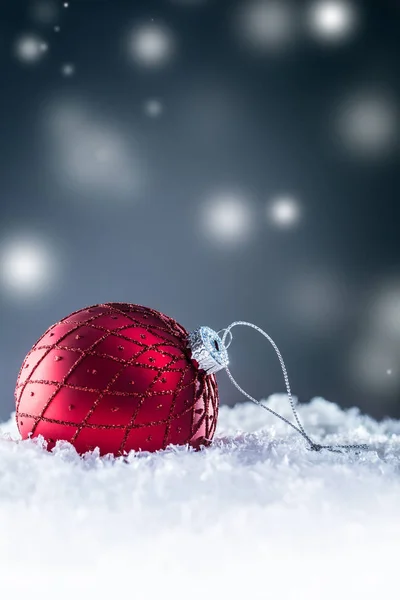 Boże Narodzenie Czerwony Luksusowych Piłkę Śniegu Streszczenie Atmosferą Zaśnieżonych — Zdjęcie stockowe