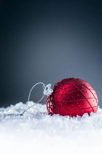 Weihnachtsroter Luxusball Schnee Und Abstrakte Schneebedeckte Atmosphäre — Stockfoto