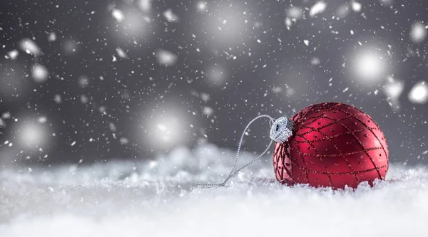 Natal Vermelho Bola Luxo Neve Atmosfera Nevada Abstrata — Fotografia de Stock