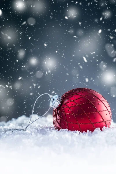 Natale Rosso Palla Lusso Nella Neve Atmosfera Astratta Innevata — Foto Stock