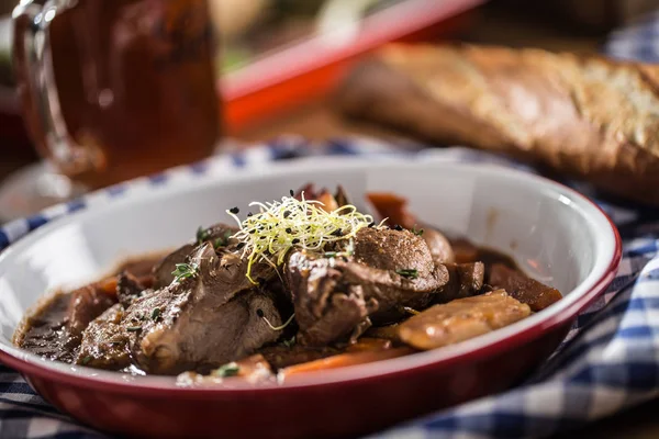 Gebraden Wilde Zwijnen Met Wortel Champignons Stokbrood Ontwerp Bier — Stockfoto