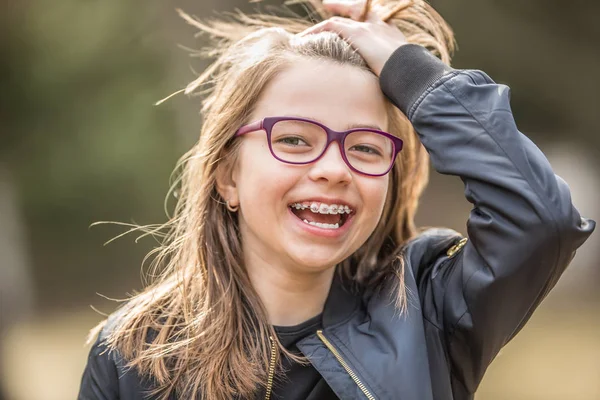 Diş Diş Telleri Gözlük Ile Mutlu Bir Gülümseyen Genç Kız — Stok fotoğraf