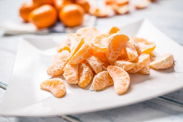 Pedaços Frescos Tangerinas Mandarina Placa Uma Tigela — Fotografia de Stock