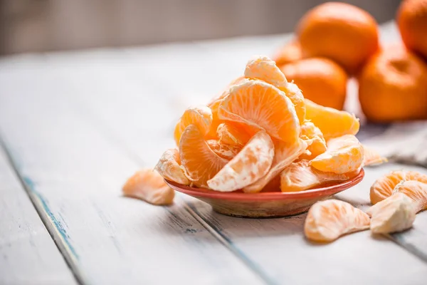 Pedaços Frescos Tangerinas Mandarina Placa Uma Tigela — Fotografia de Stock