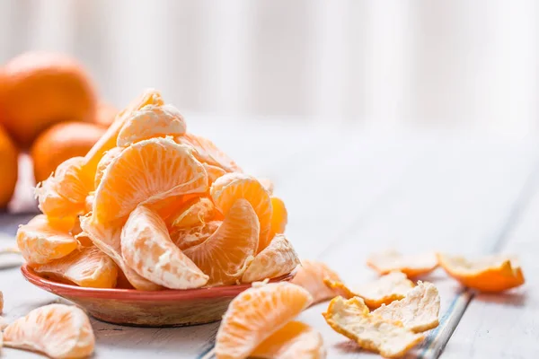 Pedaços Frescos Tangerinas Mandarina Placa Uma Tigela — Fotografia de Stock