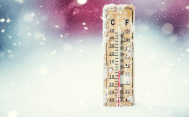 Kardaki termometre, Celsius 'ta ya da farenheit' te düşük sıcaklık gösteriyor..