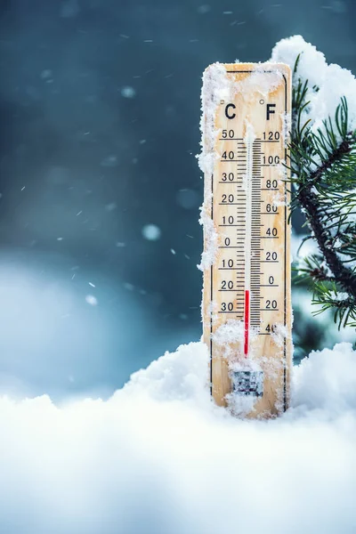 Teploměr Sněhu Ukazuje Nízké Teploty Celsia Nebo Farenheitu — Stock fotografie
