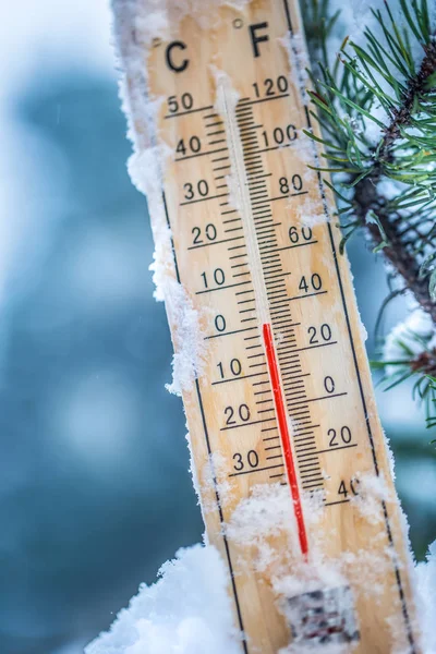 Termometer Snö Visar Låga Temperaturer Celsius Eller Farenheit — Stockfoto