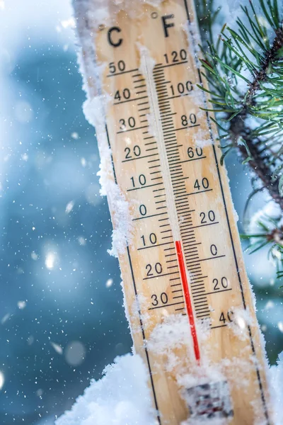 Termometer Snö Visar Låga Temperaturer Celsius Eller Farenheit — Stockfoto