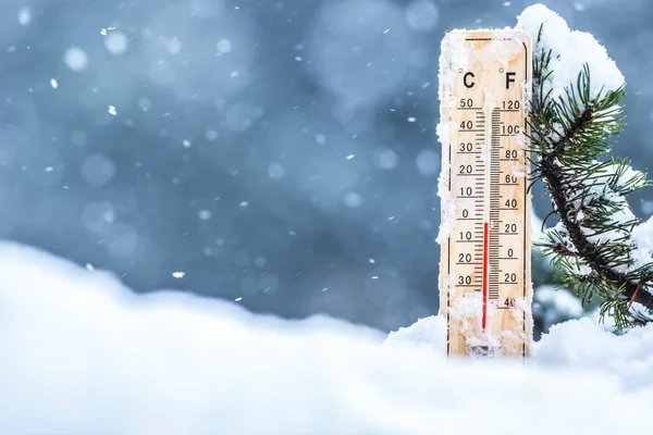 Termometro Sulla Neve Mostra Basse Temperature Celsius Farenheit — Foto Stock