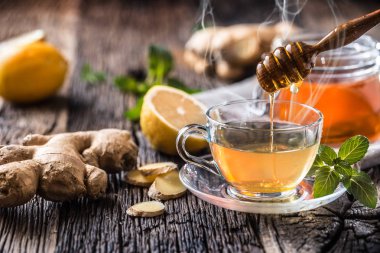 Zencefil çay bal limon ve nane yaprakları ahşap tablo.