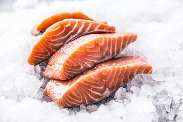 Filetes Salmón Porcionados Sobre Hielo Tablero Cocina Vacío — Foto de Stock