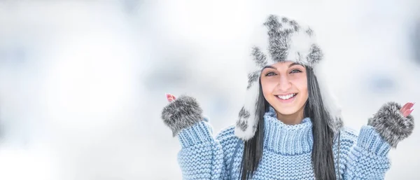 Зимовий Портрет Привабливої Молодої Жінки Теплому Одязі — стокове фото
