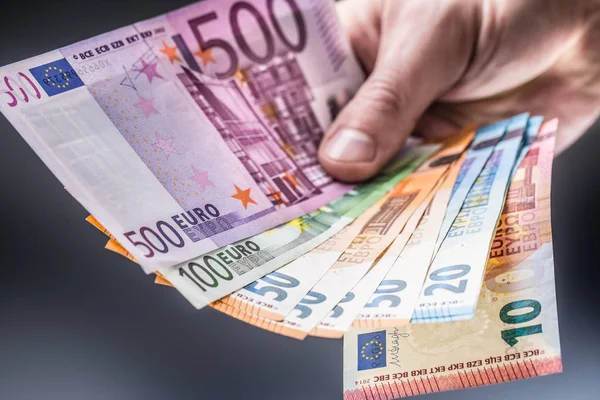 Homme Tenant Des Billets Euros Dans Ses Mains — Photo