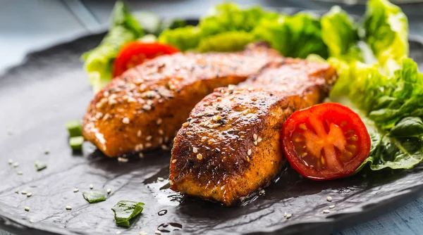 Delicious Grilled Roasted Salmon Fillets Steaks Sesame Tomatoes Lettuce Salad — Stock Photo, Image