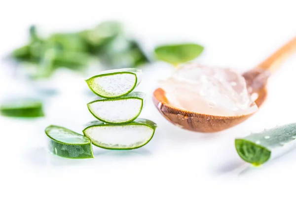 Tranches Aloe Vera Avec Gel Sur Fond Blanc — Photo