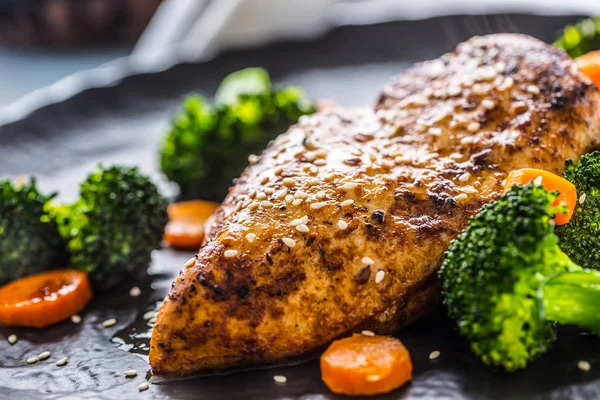 Gebratene Hühnerbrust Mit Brokkoli Karotte Und Sesam — Stockfoto