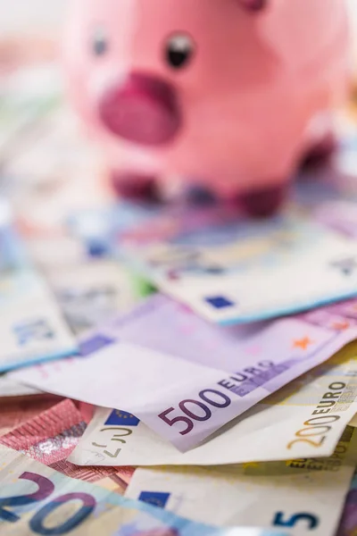 Sparschwein Steht Auf Einer Großen Menge Euro Banknoten — Stockfoto